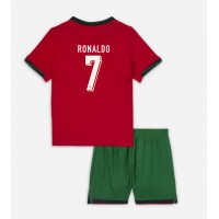 Camisa de Futebol Portugal Cristiano Ronaldo #7 Equipamento Principal Infantil Europeu 2024 Manga Curta (+ Calças curtas)